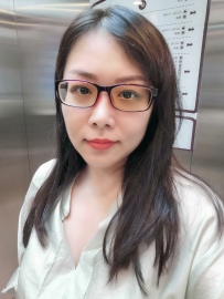 戴眼镜的可爱妹子