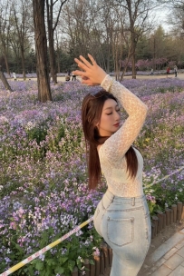人美还是花美
